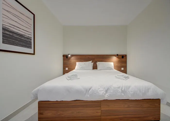 Juliet Residence, 3 , Your Away From In By Sf Homes Apartament *